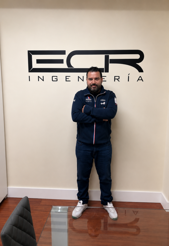 ernesto con logo ecr ingeniería